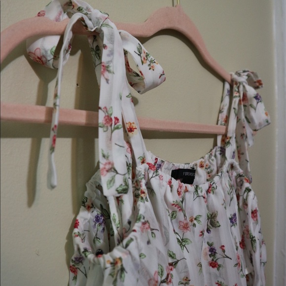 Feminine, Floral Ruffled Cropped Blouse - Picture 4 of 6